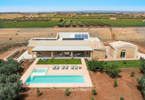 Cavial: Plante, Ciel, Propriété, Bâtiment, Fenêtre, Piscine, Lot Terre, Maison, Arbre, Rectangle