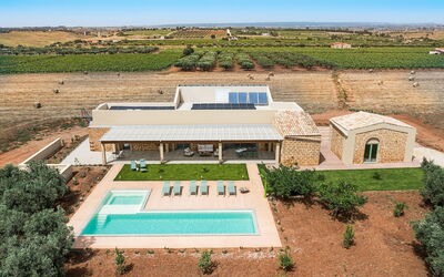 Cavial: Plante, Ciel, Propriété, Bâtiment, Fenêtre, Piscine, Lot Terre, Maison, Arbre, Rectangle