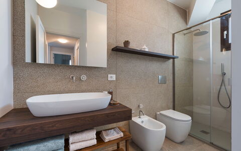 Villa Paolina: Miroir, Luminaire Plomberie, Propriété, Bâtiment, Lavabo, Robinet, Salle De Bains, Évier, Design Intérieur