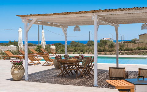 Villa Paolina: L'Eau, Table, Plante, Ciel, Meubles, Propriété, Bâtiment, Bleu Azur, Ombre, Chaise
