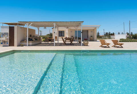 Villa Paolina: L'Eau, Ciel, Piscine, Bleu Azur, Plante, Ombre, Mobilier De Jardin, Loisir, Composite, Immobilier