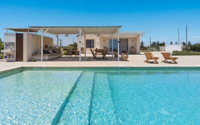 Villa Paolina: L'Eau, Ciel, Piscine, Bleu Azur, Plante, Ombre, Mobilier De Jardin, Loisir, Composite, Immobilier