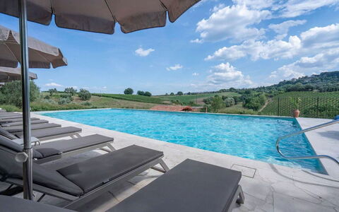 Melaiolo Modern Apartment With Pool, Montaione, To: L'Eau, Ciel, Propriété, Nuage, Meubles, Piscine, Bleu Azur, Bâtiment, Mobilier De Jardin, Balancelle