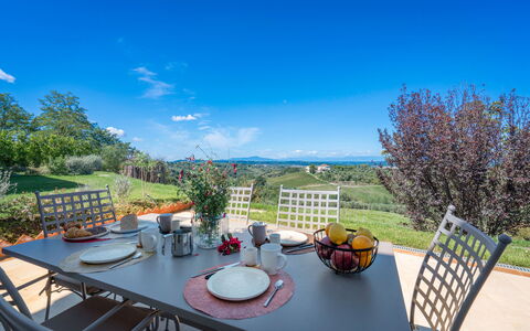 Melaiolo Modern Apartment With Pool, Montaione, To: Table, Ciel, Plante, Meubles, Vaisselle, Nuage, Chaise, Tableau De Plein Air, Mobilier De Jardin, Arbre