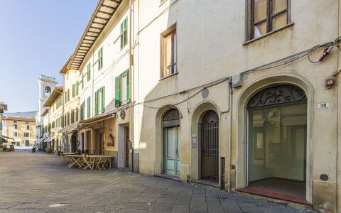 Lounge Flat Camaiore, Wifi, Versilia Coast: Fenêtre, Bâtiment, Porte, Ciel, Ruelle, Route, Immobilier, Façade, Ville