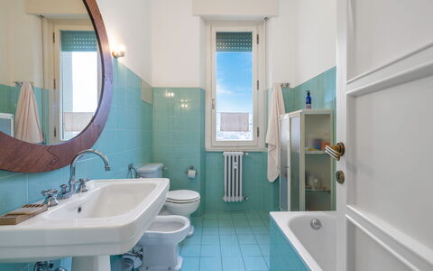 Orto Botanico Apartment With Terrace And Dome View: Miroir, Robinet, Luminaire Plomberie, Évier, Lavabo, Propriété, Vert, Salle De Bains, Bleu Azur, Violet