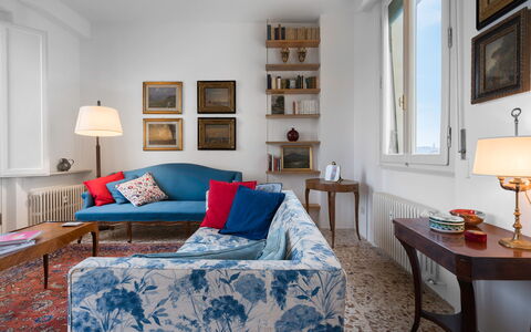Orto Botanico Apartment With Terrace And Dome View: Cadre, Table, Meubles, Propriété, Bleu Azur, Confort, Design Intérieur, Bois, Fenêtre, Canapé