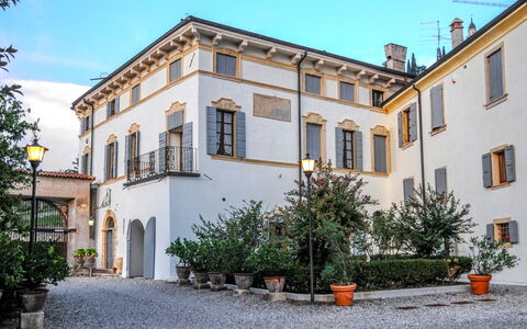 Il Vigneto, Verona, Pool, Wifi: Plante, Ciel, Bâtiment, Propriété, Fenêtre, Architecture, Arbre, Pot De Fleur, Maison