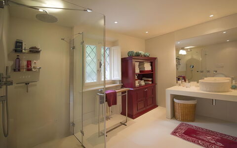 Villa Bongi: Design Intérieur, Mur, Luminaire Plomberie, Sol, Salle De Bains, Lavabo, Sol, Évier, Plafond, Armoire De Toilette