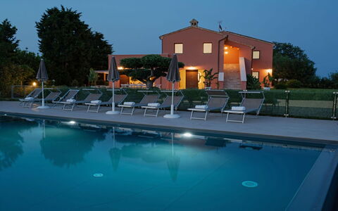 Relais Tenuta Santori: L'Eau, Ciel, Propriété, Bâtiment, Meubles, Piscine, Chaise, Lumière, Arbre, Bleu Azur