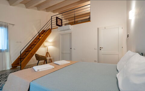 Relais Tenuta Santori: Bâtiment, Meubles, Fenêtre, Confort, Bois, Design Intérieur, Porte, Escaliers, Sol