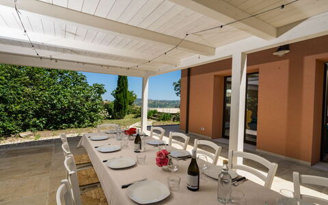Relais Tenuta Santori: Plante, Propriété, Meubles, Table, Chaise, Vaisselle, Ombre, Design Intérieur, Bâtiment, Bois