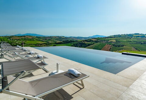 Relais Tenuta Santori: Ciel, Bâtiment, L'Eau, Mobilier De Jardin, Design Urbain, Condominium, Arbre, Zone Résidentielle, Paysage, Piscine