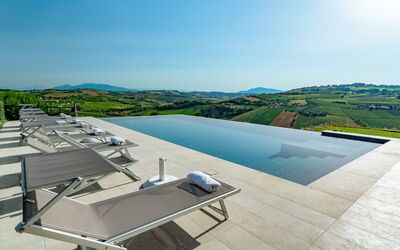 Relais Tenuta Santori: Ciel, Bâtiment, L'Eau, Mobilier De Jardin, Design Urbain, Condominium, Arbre, Zone Résidentielle, Paysage, Piscine