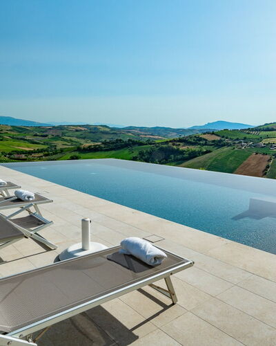 Relais Tenuta Santori: Ciel, Bâtiment, L'Eau, Mobilier De Jardin, Design Urbain, Condominium, Arbre, Zone Résidentielle, Paysage, Piscine