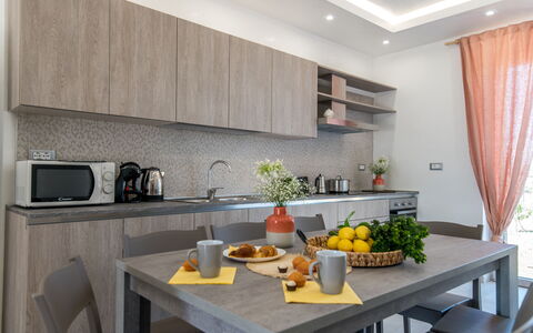 Villa Normanni: Table, Comptoir, Propriété, Cabinetry, Meubles, Vaisselle, Cuisine, Design Intérieur, Bois, Éclairage