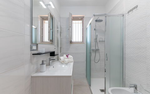 Villa Normanni: Robinet, Luminaire Plomberie, Évier, Propriété, Miroir, Salle De Bains, Design Intérieur, Douche, Bâtiment
