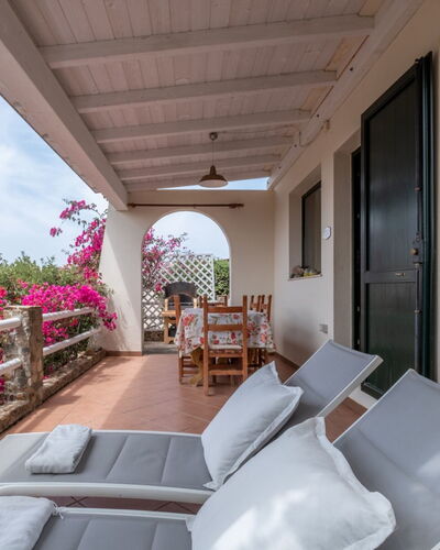 Del Mare Dipinto: Bâtiment, Plante, Meubles, Table, Chaise, Fenêtre, Ombre, Arbre, Orange, Mobilier De Jardin