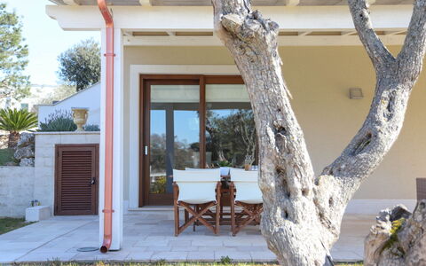 Villa Don Sante In Locorotondo Puglia: Plante, Bâtiment, Table, Propriété, Fenêtre, Bois, Arbre, Design Intérieur, Ombre, Porte