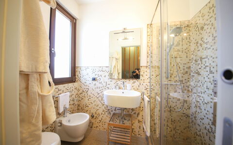 Villa Don Sante In Locorotondo Puglia: Miroir, Robinet, Luminaire Plomberie, Propriété, Évier, Bâtiment, Violet, Salle De Bains, Lavabo, Design Intérieur