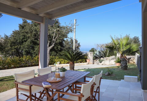 Villa Don Sante In Locorotondo Puglia: Plante, Table, Meubles, Propriété, Ciel, Chaise, Bleu Azur, Ombre, Éclairage, Arbre