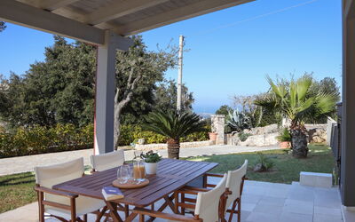Villa Don Sante In Locorotondo Puglia: Plante, Table, Meubles, Propriété, Ciel, Chaise, Bleu Azur, Ombre, Éclairage, Arbre
