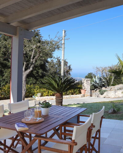 Villa Don Sante In Locorotondo Puglia: Plante, Table, Meubles, Propriété, Ciel, Chaise, Bleu Azur, Ombre, Éclairage, Arbre