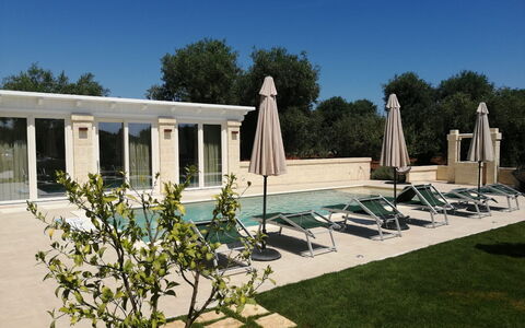 Villa Adriatica Near Ostuni Puglia: Ciel, Plante, Arbre, Lot Terre, Ombre, Herbe, Paysage, Design Urbain, Bâtiment, Loisir