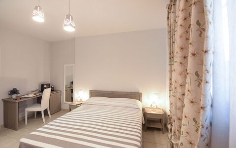 Villa Adriatica Near Ostuni Puglia: Meubles, Propriété, Bâtiment, Confort, Bois, Textile, Design Intérieur, Maison, Ombre, Sol