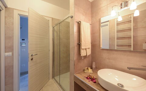 Villa Adriatica Near Ostuni Puglia: Miroir, Robinet, Évier, Luminaire Plomberie, Propriété, Lavabo, Salle De Bains, Design Intérieur, Architecture