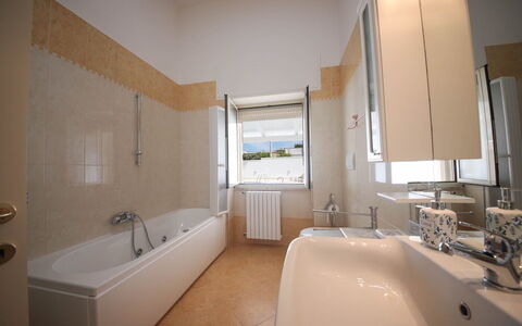 Villa Azzurra Seaview In Monopoli, Puglia: Baignoire, Robinet, Propriété, Luminaire Plomberie, Salle De Bains, Bâtiment, Bois, Design Intérieur, Évier