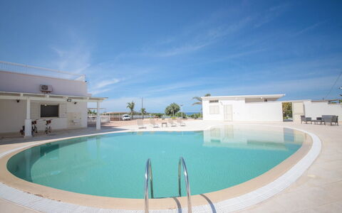 Villa Azzurra Seaview In Monopoli, Puglia: L'Eau, Ciel, Propriété, Piscine, Bleu Azur, Bâtiment, Ombre, Plan D'Eau, Loisir, Aqua