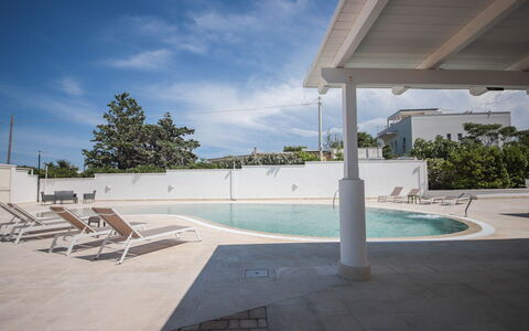 Villa Azzurra Seaview In Monopoli, Puglia: L'Eau, Ciel, Nuage, Plante, Piscine, Arbre, Ombre, Loisir, Composite, Paysage