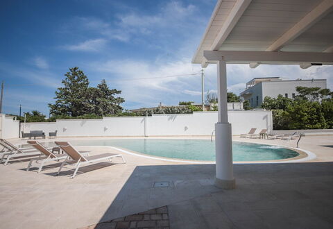 Villa Azzurra Seaview In Monopoli, Puglia: L'Eau, Ciel, Nuage, Plante, Piscine, Arbre, Ombre, Loisir, Composite, Paysage