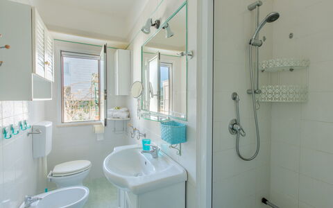Casa Laura: Design Intérieur, Sol, Sol, Luminaire Plomberie, Salle De Bains, Plafond, Pièce, Lavabo, Domicile, Évier