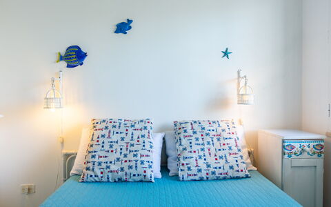 Casa Laura: Bleu, Chambre, Mur, Drap De Lit, Literie, Lit, Linge, Design Intérieur, Textile, Meubles