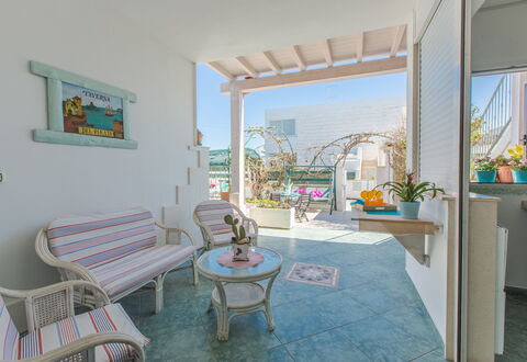 Casa Laura: Meubles, Design Intérieur, Pot De Fleur, Appartement, Sol, Chaise, Plante D'Appartement, Balcon, Ombre, Conception