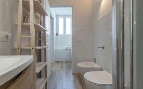 Sospiri Sul Mare: Baignoire, Bâtiment, Salle De Bains, Bois, Luminaire Plomberie, Design Intérieur, Sol, Sol, Évier