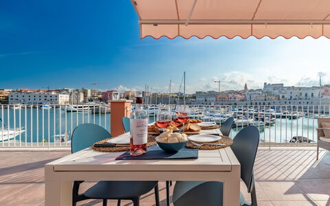 Sospiri Sul Mare: Ciel, L'Eau, Bâtiment, Table, Meubles, Jour, Propriété, Chaise, Vaisselle, Mobilier De Jardin