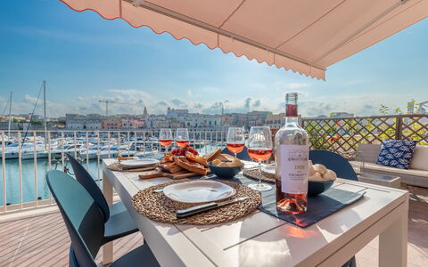 Sospiri Sul Mare: Ciel, Table, Meubles, Vaisselle, Nuage, Bouteille, L'Eau, Bâtiment, Mobilier De Jardin, Chaise