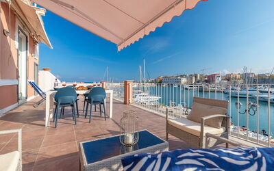 Sospiri Sul Mare: Ciel, L'Eau, Propriété, Bâtiment, Bleu, Bleu Azur, Ombre, Mobilier De Jardin, Table, Piscine