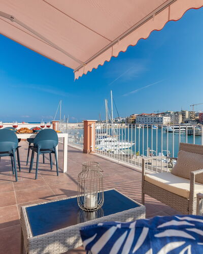 Sospiri Sul Mare: Ciel, L'Eau, Propriété, Bâtiment, Bleu, Bleu Azur, Ombre, Mobilier De Jardin, Table, Piscine