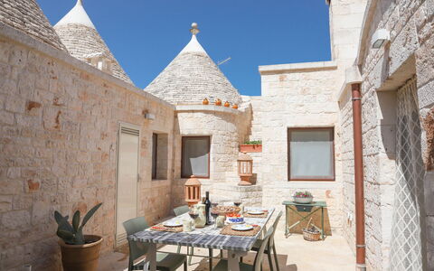 Country Trullo Rosso With Jacuzzi Alberobello: Ciel, Propriété, Plante, Pot De Fleur, Bleu Azur, Fenêtre, Table, Bâtiment, Architecture, Design Intérieur