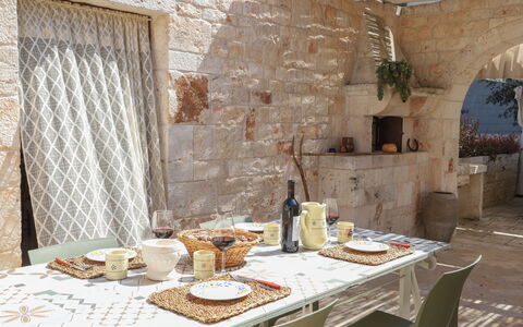 Country Trullo Rosso With Jacuzzi Alberobello: Table, Propriété, Vaisselle, Aliments, Bois, Design Intérieur, Bouteille, Nappe De Table, Sol, Rideau