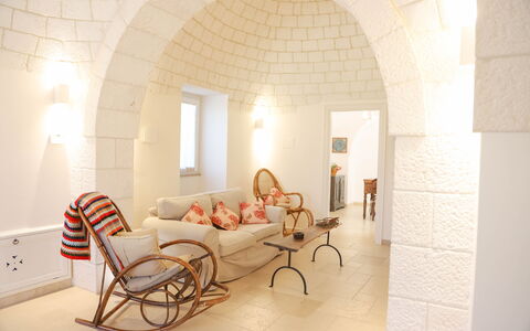 Country Trullo Rosso With Jacuzzi Alberobello: Meubles, Bâtiment, Design Intérieur, Bois, Maison, Confort, Sol, Sol, Fenêtre, Chaise