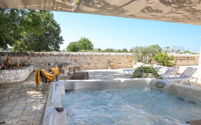 Country Trullo Rosso With Jacuzzi Alberobello: L'Eau, Propriété, Ciel, Plante, Piscine, Baignoire, Arbre, Composite, Ombre, Loisir