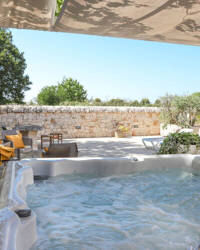 Country Trullo Rosso With Jacuzzi Alberobello: L'Eau, Propriété, Ciel, Plante, Piscine, Baignoire, Arbre, Composite, Ombre, Loisir