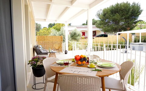 Apartments In Villa Selva, Locorotondo, Puglia: Table, Meubles, Plante, Propriété, Chaise, Bâtiment, Vaisselle, Pot De Fleur, Tableau De Plein Air, Textile