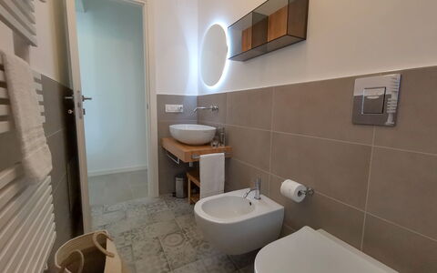 Apartments In Villa Selva, Locorotondo, Puglia: Robinet, Lavabo, Propriété, Évier, Luminaire Plomberie, Bâtiment, Salle De Bains, Miroir, Design Intérieur, Violet