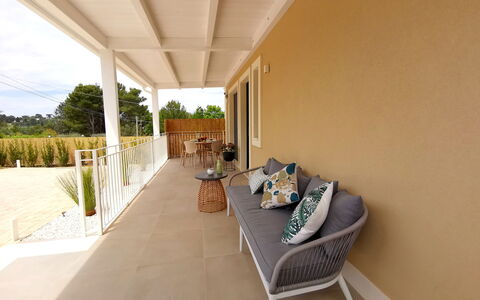 Apartments In Villa Selva, Locorotondo, Puglia: Plante, Design Intérieur, Arbre, Bois, Bâtiment, Ombre, Plante D'Appartement, Sol, Porche, Immobilier
